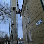Беловские коммунальщики чистят кровли и дворы многоквартирных домов от снега