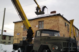 В Белове продолжается чистка крыш от снега