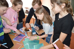 Заместитель директора Службы Заказчика ЖКХ Алексей Шиляев поощрил школьников, принявших участие в выставке рисунков, посвященной «Всероссийскому субботнику»