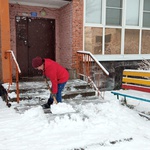 В Белове началась активная фаза уборки дворов, крыш, козырьков подъездов многоквартирных домов от снега и сосулек