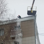 В Белове активными темпами продолжается очистка крыш, подъездных и балконных козырьков, дворов МКД от снега