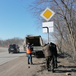Коммунальщики устанавливают дорожные знаки