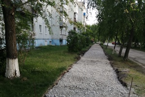В Бачатском благоустраивают тротуары