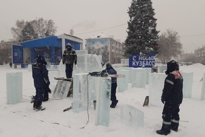 В Белове началось строительство ледяных фигур