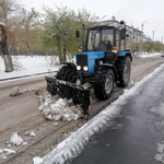 Все выходные коммунальщики боролись со снегом и гололедицей