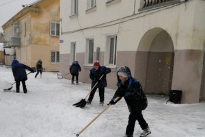 В Белове началась активная фаза уборки дворов, крыш, козырьков подъездов многоквартирных домов от снега и сосулек