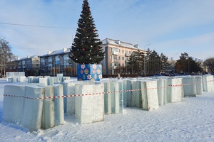 На центральной площади приступили к строительству ледового городка