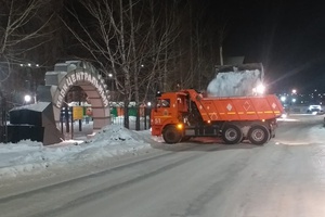 За минувшие сутки с общественных территорий Белова вывезли 745 кубометров снега