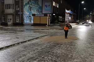 Минувшей ночью беловские коммунальщики приступили к посыпке автодорог и тротуаров