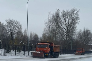 Все выходные коммунальщики боролись со снегом и гололедицей