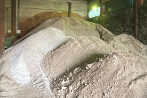 Беловские коммунальщики запасли 1500 тонн противогололёдных материалов