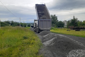 В Беловском городском округе продолжаются работы по отсыпке дорог частного сектора. В совместной работе участвуют Администрация города, предприниматели и промышленные предприятия, жители частного сектора